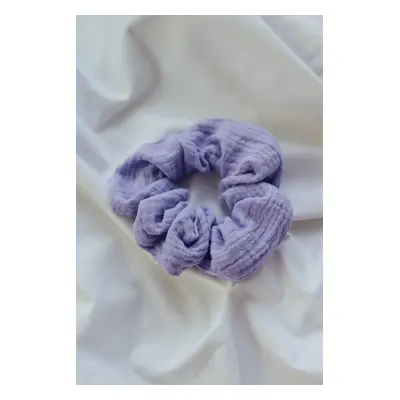 Lila mušelínová gumička scrunchie