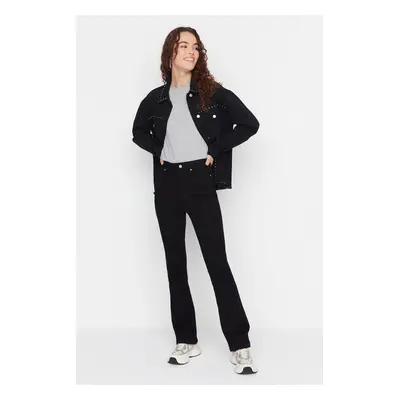 Trendyol Black High Waist Flare Jeans v černé barvě, která nevybledne