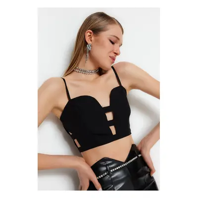 Trendyol černý crop top s podšívkou a detaily výřezů