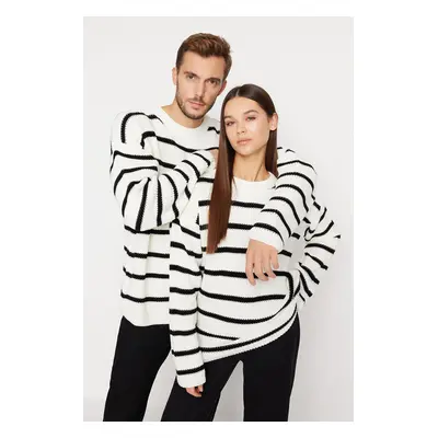 Trendyol Ecru Unisex Oversize Fit Wide Fit Crew Neck Pruhovaný pletený svetr