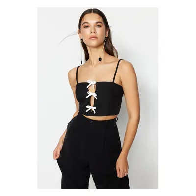 Trendyol černý crop top s podšívkou a detaily výřezů