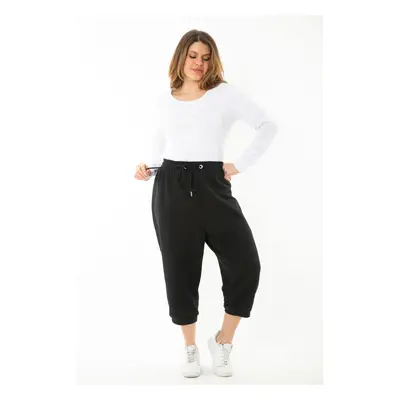 Dámské černé plus size kalhoty s očky v pase, šněrováním a elastickým capri.