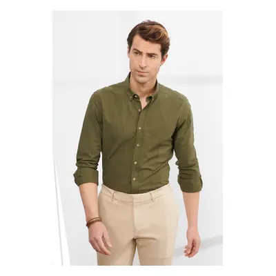 Pánská khaki košile ALTINYILDIZ CLASSICS, slim fit střih, zapínací límec, 100% bavlna