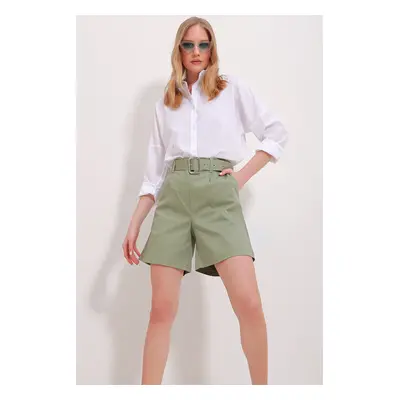 Trend Alaçatı Stili Women's Khaki Double Pocket Belted Gabardine Shorts