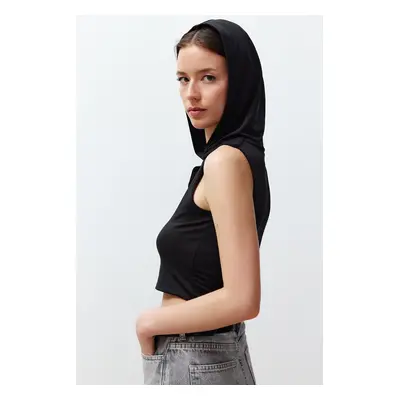 Trendyol Black Fitted Hooded Zero Sleeve Stretchy Knitted Blouse