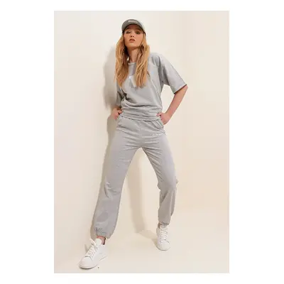 Trend Alaçatı Stili Women's Gray W Printed Tracksuit