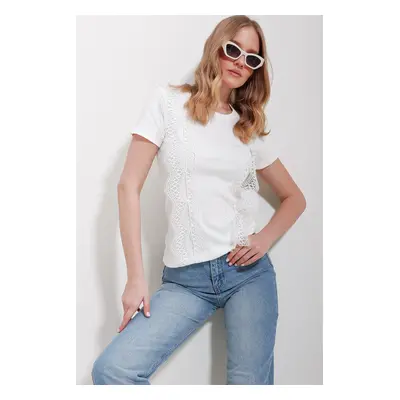 Trend Alaçatı Stili Women's White Crew Neck Guipure Detailed Blouse