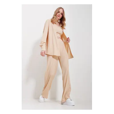 Trend Alaçatı Stili Women's Beige Crop Undershirt Shirt And Trousers Suit