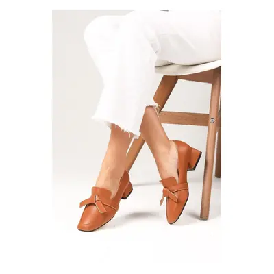 Mio Gusto Agatha Women's Flat-Toe Short Heeled Shoes with a Tan Bow Bow and Accessories.