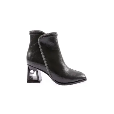 DGN 844-22K Women's Brooch Accessory Heeled Boots.