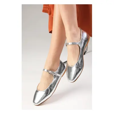 Mio Gusto Gillian Silver Women's Flat Toe Flat Shoes.