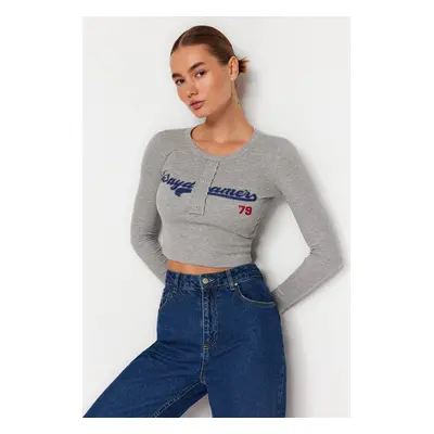 Trendyol Gray Slogan Printed Fitted/Situated Stretch Rib Crop Knitted Blouse