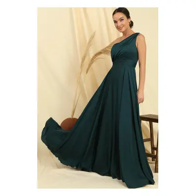 Šaty By Saygı One-Shoulder Crepe Satin s drapováním a lnem, široký střih.