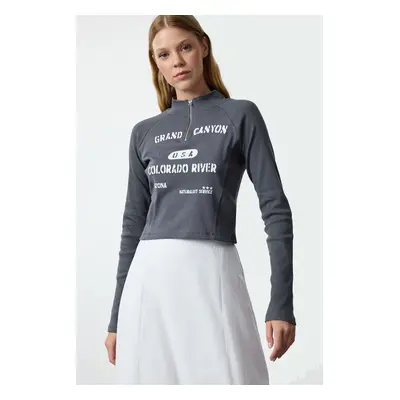 Trendyol Anthracite Slogan Printed Zipper Detailed Crop/Short Knitted Blouse