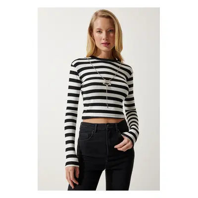 Happiness İstanbul Women's Black and White Detachable Necklace Striped Crop Knitted Blouse