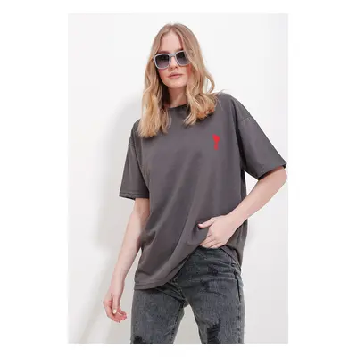 Trend Alaçatı Stili Women's Anthracite Crew Neck Heart A Embroidered Two Thread Oversize T-Shirt