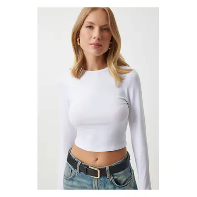 Happiness İstanbul Women's White Crew Neck Basic Crop Knitted Blouse