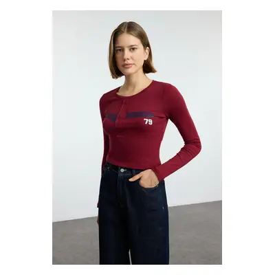 Trendyol Claret Red Slogan Printed Fitted/Fits Body Flexible Rib Crop Knit Blouse