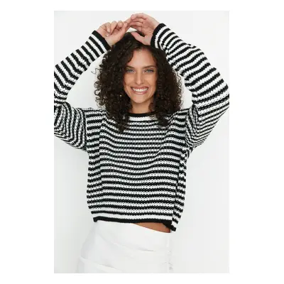 Trendyol Black Crop Crew Neck Pletený svetr