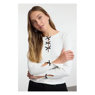 Trendyol Ecru Bow and Cut Out Detailed Crew Neck Slim/Fitting Knitted Blouse