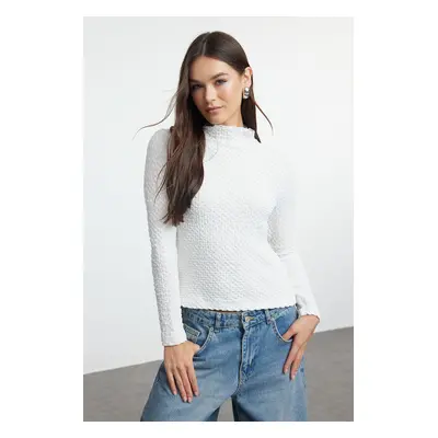 Trendyol White Fitted/Fits Body Textured Flexible Knit Blouse