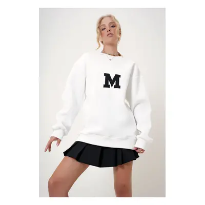 Trend Alaçatı Stili Women's White Crew Neck Embroidered Oversize Sweatshirt with Raised Inside