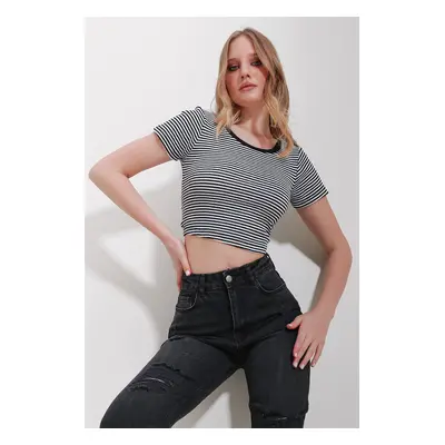 Trend Alaçatı Stili Women's Black Crew Neck Striped Crop Knitted Blouse