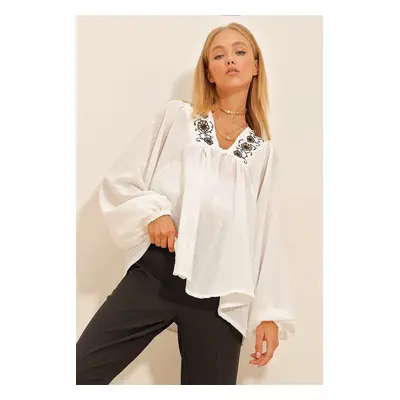 Trend Alaçatı Stili Women's White V Neck Embroidered Textured Blouse