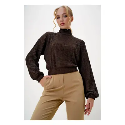 Trend Alaçatı Stili Women's Brown Half Turtleneck Seersucker Fabric Crop Blouse