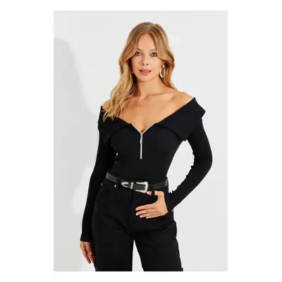 Cool & Sexy Women's Black Zippered Madonna Collar Blouse