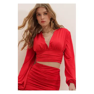 Trend Alaçatı Stili Women's Red V-Neck Gathered Front And Waist Sandy Crop Blouse