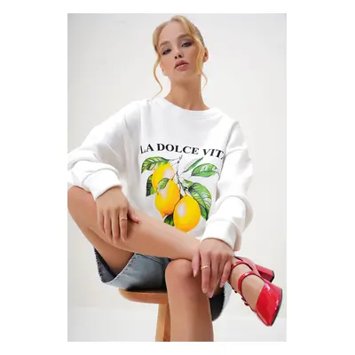 Trend Alaçatı Stili Women's White Crew Neck Front Printed Raised Sweatshirt