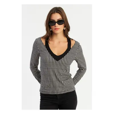 Cool & Sexy Women's Black-Ecru V-Neck Houndstooth Blouse