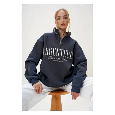 Trend Alaçatı Stili Women's Anthracite Half Turtleneck Front Text Printed Zippered Sweatshirt wi