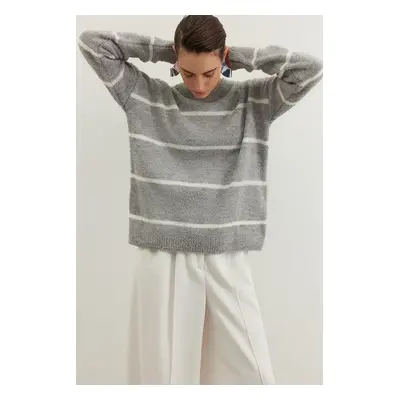 Trendyol šedý oversize pruhovaný pletený svetr Boucle