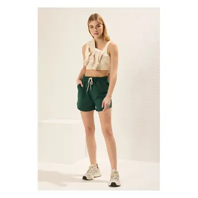 Trendyol Emerald Green Embroidered Straight Short Shorts & Bermuda