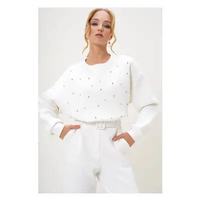 Trend Alaçatı Stili Women's White Crew Neck Front Pearl Embellished Three Thread Raised Sweatshi