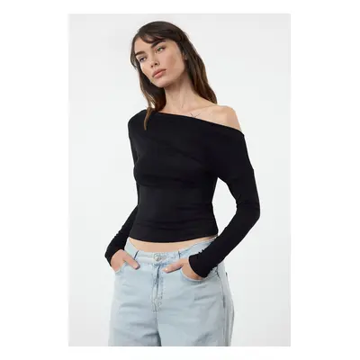 Trendyol Black Plain Premium Soft Fabric Fitted/Fits the Body Boat Neck Knitted Blouse