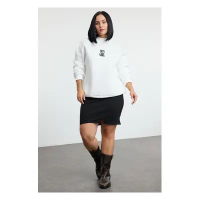 Trendyol Curve White Regular Fit Polar Fleece Inside Slogan Printed Plus Size Sweatshirt