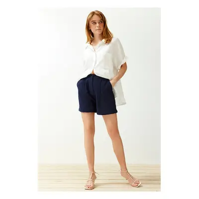 Trendyol Navy Blue Pocketed Regular Fit Woven Shorts