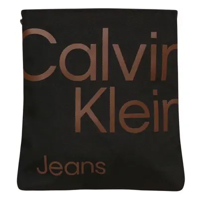 Calvin Klein SPORT ESSENTIALS FLATPACK18 AOP Taška přes rameno, černá, velikost