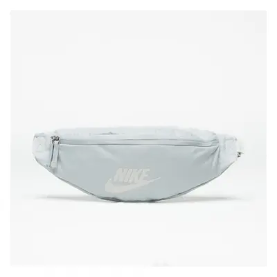 Ledvinka Nike Heritage Waistpack Light Silver/ Light Silver/ Phantom