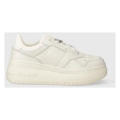 Kožené sneakers boty Tommy Jeans TJW RETRO BASKET FLATFORM CHARM bílá barva, EN0EN02245