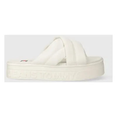 Pantofle Tommy Jeans TJW LETTERING FLATFORM SANDAL dámské, bílá barva, na platformě, EN0EN02465