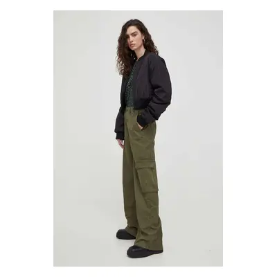 Bavlněné kalhoty Levi's BAGGY CARGO zelená barva, jednoduché, medium waist