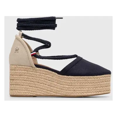 Espadrilky Tommy Hilfiger CLOSED TOE LINEN FLATFORM dámské, tmavomodrá barva, na klínku, FW0FW07