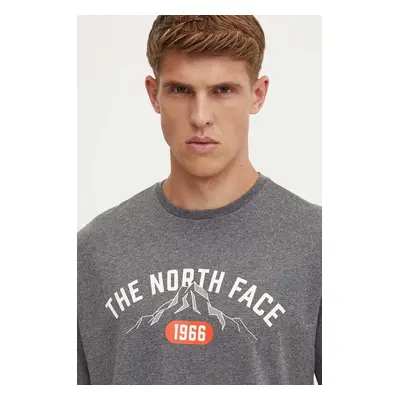 Tričko The North Face Tee Varsity Graphic šedá barva, s potiskem, NF0A89DGDYY1