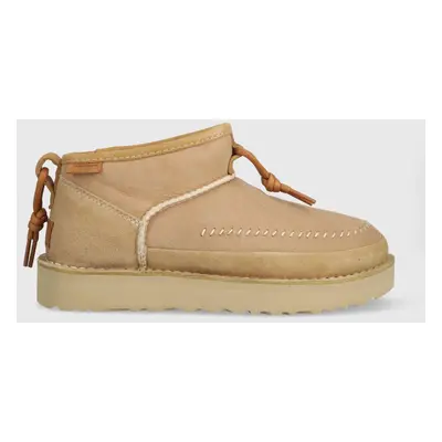 Semišové sněhule UGG Ultra Mini Crafted Regenerate béžová barva, 1152953