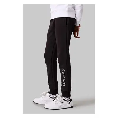 Dětské bavlněné tepláky Calvin Klein Jeans REGULAR JOGGER černá barva, s potiskem, IU0IU00681