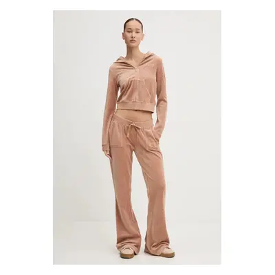 Velurové teplákové kalhoty Juicy Couture HERITAGE CROWN CAISA LOW RISE PANT hnědá barva, s aplik